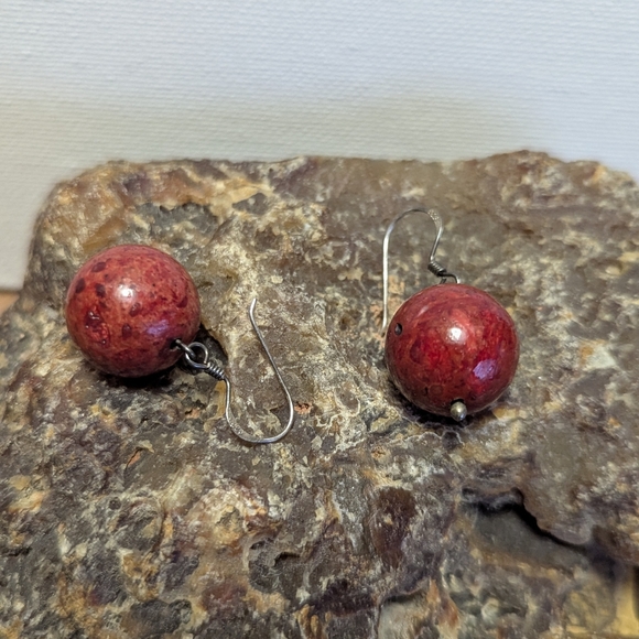 Red bead earrings with silver hooks - Picture 4 of 8